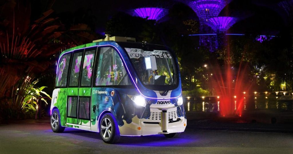 Auto Rider AUTONOM SHUTTLE by night at Gardens By The Bay